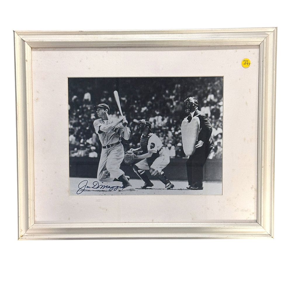 Lot 293: JOE DIMAGGIO AUTOGRAPHED B & W PHOTOGRAPH