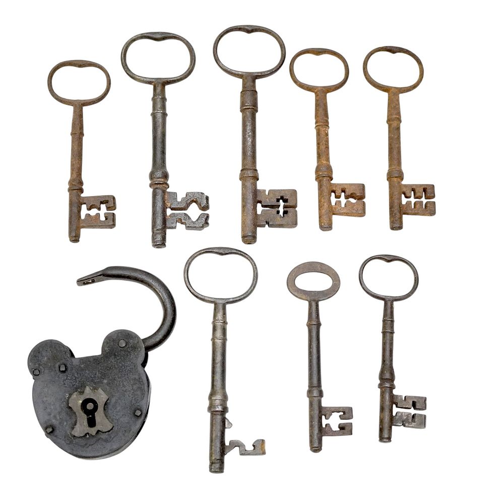 Lot 307: COLLECTION OF ANTIQUE SKELETON KEYS & PADLOCK 9 PC