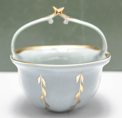 סלסלת פורצלן מתוך "סט קפה וינטג' (שירות קפה וינטג') קורוסטן (Korosten) חותמת (סימן יצרן) 1960 שנה"