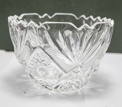 קערת קריסטל חתוכה ומרהיבה – יופי קלאסי ואלגנטי