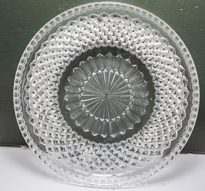 צלחת הגשה דקורטיבית מזכוכית מחורצת – קסם וינטג' מנצנץ