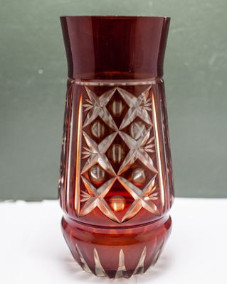 אגרטל קריסטל יוקרתי בצבע בורדו – אמנות חיתוך זכוכית קלאסית