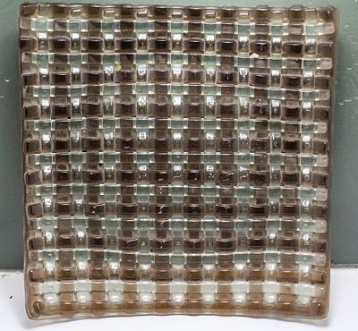 מגש/צלחת נוי מרובעת מזכוכית ארוגה – עיצוב טקסטורלי ייחודי!