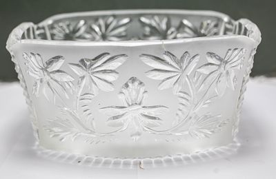 קערת קריסטל מרהיבה עם חריטת פרחים עשירה