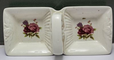 קרמיקה וינטג': כלי פיצוחים כפול עם ורדים