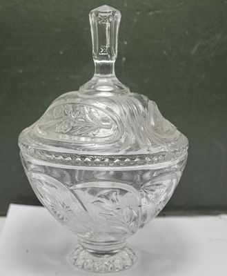 צנצנת ממתקים וינטג' מזכוכית חרוטה.