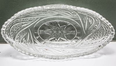 זכוכית ישנה: קערה אליפטית עם שפה משוננת.