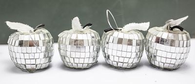 קישוטי תלייה כסופים: כדורי מראה בצורת תפוח.