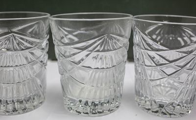 כוסות אלגנטיות: סט לשתייה חריפה מזכוכית מבריקה.