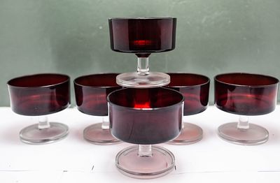 כוסות הגשה זכוכית אדומה קטנות על רגל