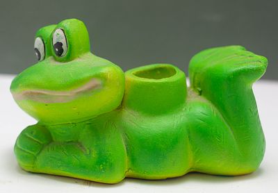 פסלון דקורטיבי בצורת צפרדע, המשמש גם ככלי קיבול