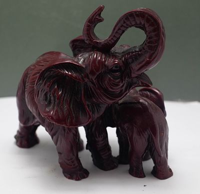 פסלון דקורטיבי של שני פילים