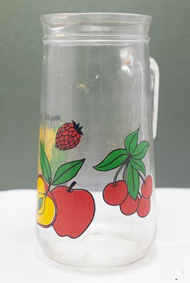 כד שתייה עשוי זכוכית עם ציורי פירות
