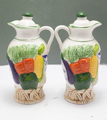 זוג כלי הגשה דקורטיביים לנוזלים, ככל הנראה לשמן וחומץ או רטבים.