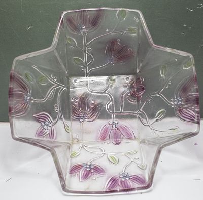 קערת זכוכית שקופה, בעלת צורה ייחודית ככל הנראה סגנון סוגו היפני