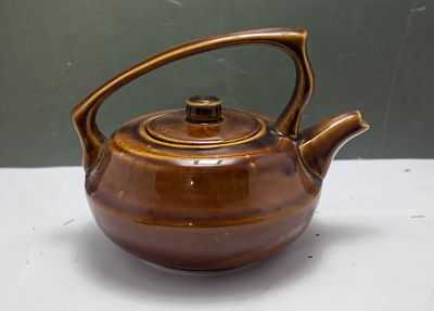 קומקום תה מקרמיקה בעל גוון חום עשיר ומבריק בסגנון מסורתי יפני/סיני