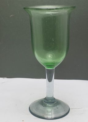 גביע עשוי מזכוכית ירוקה