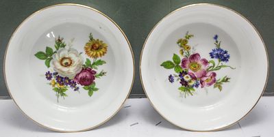 צמד קעריות פורצלן גרמני עתיקות, עיטורי פרחים בוטניים מרהיבים, פס זהב לשולחן יוקרתי קלאסי.