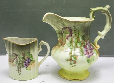 צמד קנקני חרסינה וינטג', צביעת יד עדינה, מוטיב ענבים ועלים ירוקים – קסם כפרי ואספני. שמנת - 8.5 