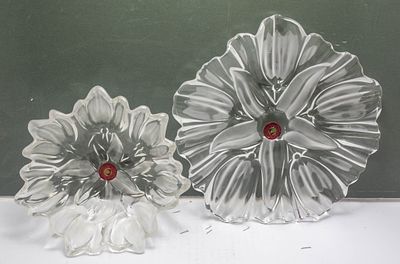 סט קערה ומגש זכוכית קריסטל יוקרתי, עיצוב פרח שכבתי מרהיב. מגש - 21.5 קוטר ס"מ 
קערה - 16 רוחב 7 גובה