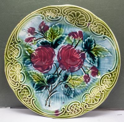 צלחת מז'וליקה וינטג' בסגנון ארט נובו, תבליט ורדים אדומים, זיגוג ירוק-כחול עשיר