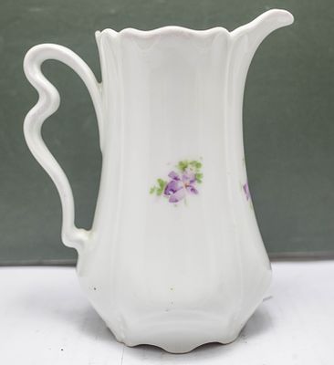 כד פורצלן לבן אלגנטי וינטג', ידית מעוותת ייחודית, ציור פרחי סגול עדינים – קסם קלאסי