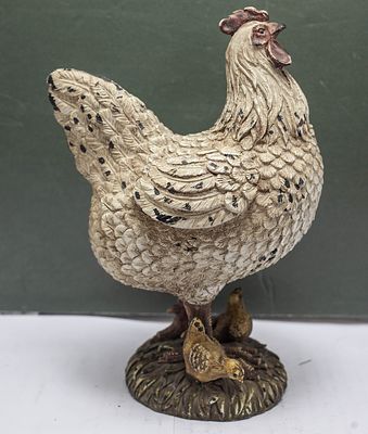 פסל תרנגולת כפרית עם אפרוחים מברונזה/חומר כבד, צביעה ריאליסטית עדינה