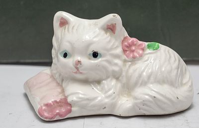 פסלון חתול פורצלן וינטג' חמוד, שוכב על כרית ורודה, ציור יד עדין לאספני חתולים נוסטלגי