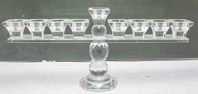 חֲנֻכִּיָּה קריסטל אלגנטית ונוצצת, בסיס חיתוך פאסטים יוקרתי