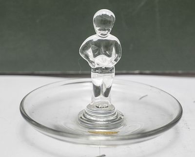 צלוחית קריסטל בלגית עתיקה, ואל סן למבר חתומה (Val St. Lambert), מעמד טבעות בעיצוב דמות תינוק נדיר