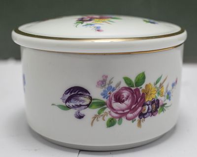 קופסת פורצלן וינטג' עם מכסה, ציור פרחים בוטני צבעוני ופס זהב – לאחסון תכשיטים יוקרתי