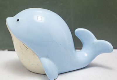 קופת חיסכון קרמיקה וינטג' בצורת לוויתן כחול חמוד, זיגוג מבריק