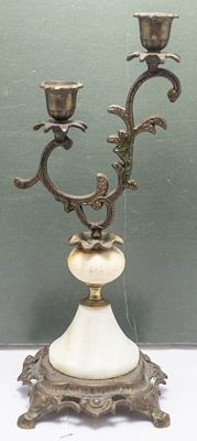 פמוט ברונזה ושיש בארוקי כפול, עיצוב תלתלי וינטג' מפואר