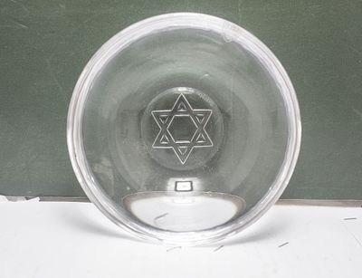 קערת זכוכית כבדה ואלגנטית, חיתוך מדויק מגן דוד בתחתית – פריט יודאיקה מודרני ואיכותי לאירוח