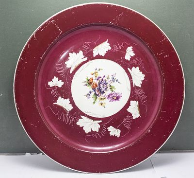 צלחת פורצלן רוסי עתיקה, חתומה מיכאלקינה, בורדו עשיר, זר פרחים צבעוני ועיטורי עלים לבנים