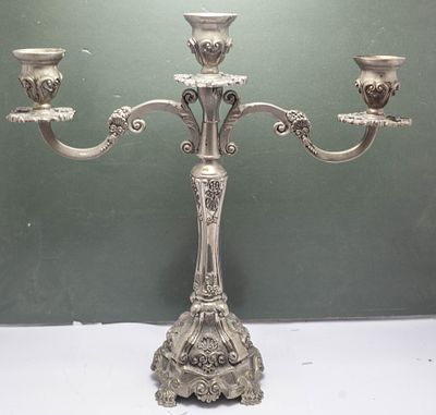 קנדלברה ברונזה/פיוטר וינטג' לשלושה נרות, עיטורי בארוק