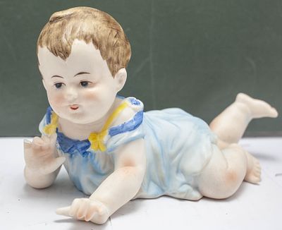 סלון פורצלן וינטג' תינוק זוחל, צביעת יד עדינה, שמלת תכלת – פריט אספנות מקסים ונוסטלגי