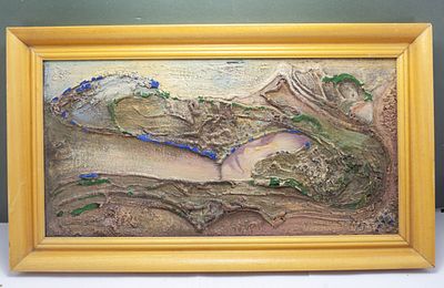 יצירת אמנות מעורבת בטקסטורה תלת-ממדית עשירה, נוף אבסטרקטי בגווני אדמה וכחול – ממוסגר עץ בהיר