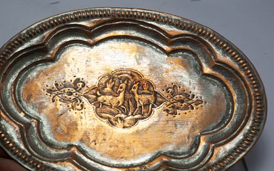 מגש מתכת קטן וינטג', עיטור תבליט של צמד צבאים ופרחים