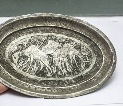 צלוחית פיוטר או מתכת עתיקה אובלית, חריטת שיירת גמלים מפורטת