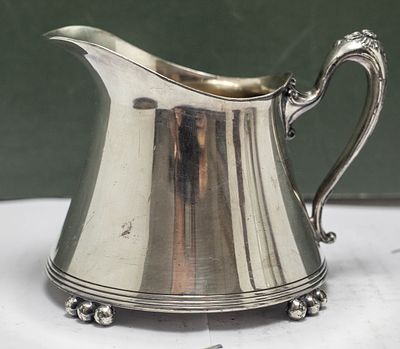 כד חלב/שמנת ציפוי כסף וינטג' אלגנטי, ידית מעוטרת ורגליים כדוריות