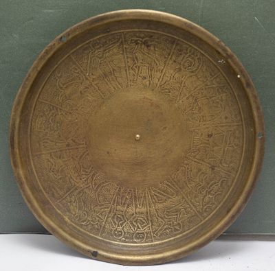 מגש פליז עתיק אוריינטלי, חריטת גלגל המזלות