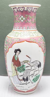 אגרטל פורצלן סיני עתיק (Famille Rose), ציור דמות מיתית ועגורים, עיטור ורוד ואלגנטי