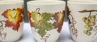 רביעיית כוסות קרמיקה כפריות וינטג', צביעת יד של עלי גפן ואשכולות ענבים בסתיו
