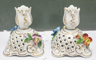 זוג פמוטי פורצלן דרזדן עדינים, דוגמת רשת ופרחי פורצלן בולטים – עיטורי זהב יוקרתיים