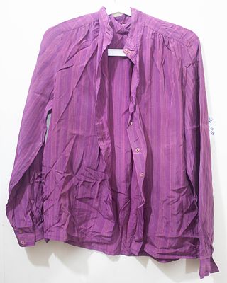 חולצת כפתורים וינטג' ארוכה בסגול פוקסיה עז, דוגמת שברון דקיקה – פריט אופנה נועז ומלא סטייל. 64 