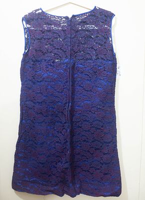 שמלת וינטג' קצרה מטקסטורת תחרה עמוקה, גוון כחול-סגול מלכותי – למראה ערב דרמטי ואלגנטי. 79 ס"מ 