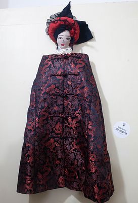 ובת קיר אמנותית בגלימה אוריינטלית יוקרתית, טקסטורת דרקונים אדום-שחור