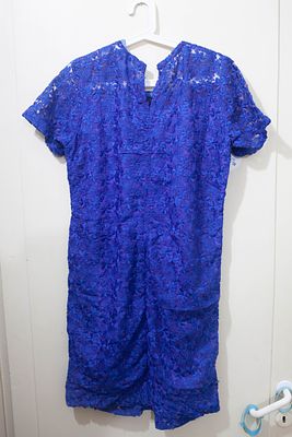 שמלת מיני וינטג' בכחול קובלט בוהק, תחרת פרחים עמוקה, צווארון עומד לשרוולים קצרים. אורך 100 ס"מ 