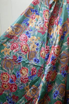 חצאית מקסי ארוכה ונשפכת בדוגמת פרחים צבעונית בסגנון וינטג' ובסיס ירוק כהה